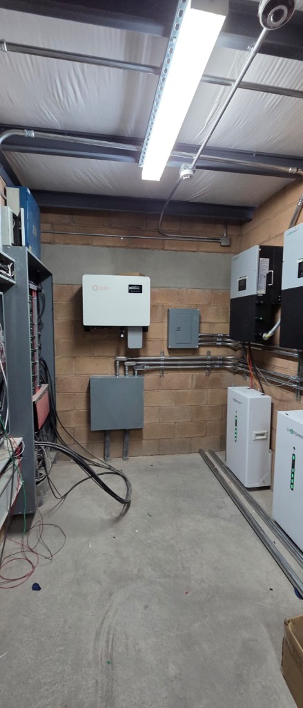 Cuarto de Inversores LuxPower y Bancos de Baterías STORM